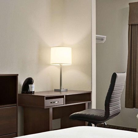 Super 8 By Wyndham Calgary Shawnessy Area Otel Dış mekan fotoğraf