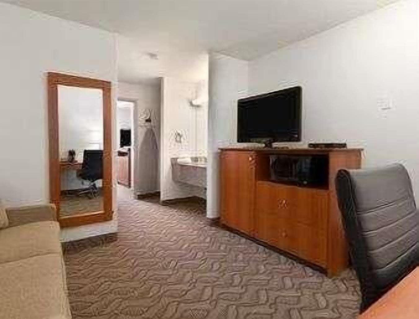Super 8 By Wyndham Calgary Shawnessy Area Otel Dış mekan fotoğraf