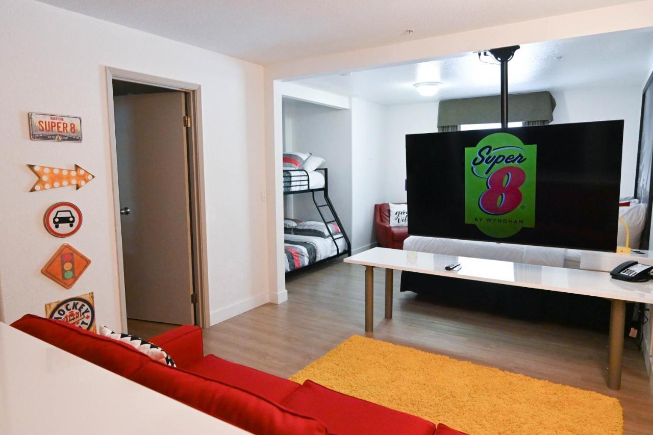 Super 8 By Wyndham Calgary Shawnessy Area Otel Dış mekan fotoğraf