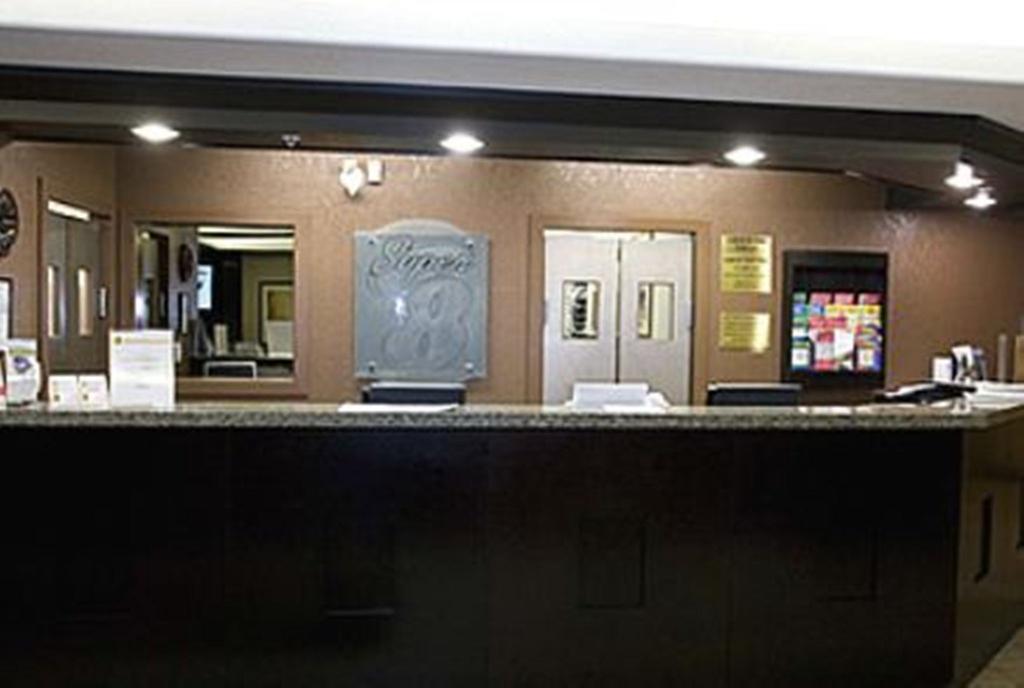 Super 8 By Wyndham Calgary Shawnessy Area Otel Dış mekan fotoğraf