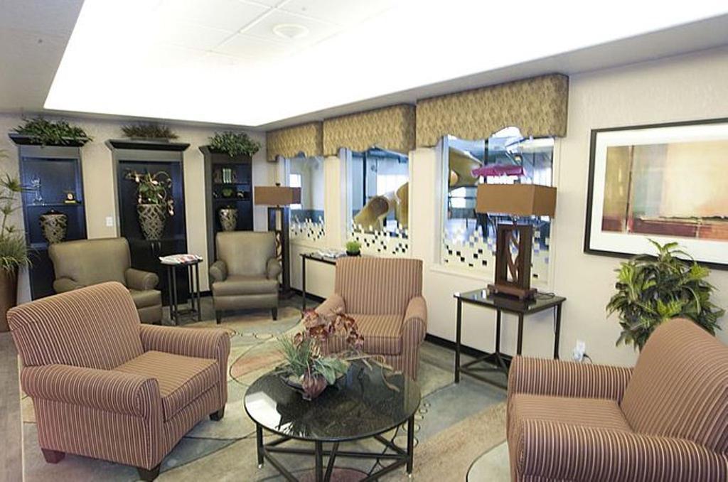 Super 8 By Wyndham Calgary Shawnessy Area Otel Dış mekan fotoğraf
