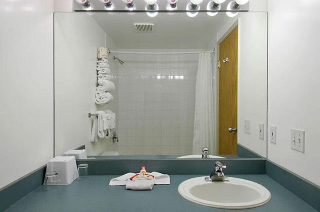 Super 8 By Wyndham Calgary Shawnessy Area Otel Dış mekan fotoğraf