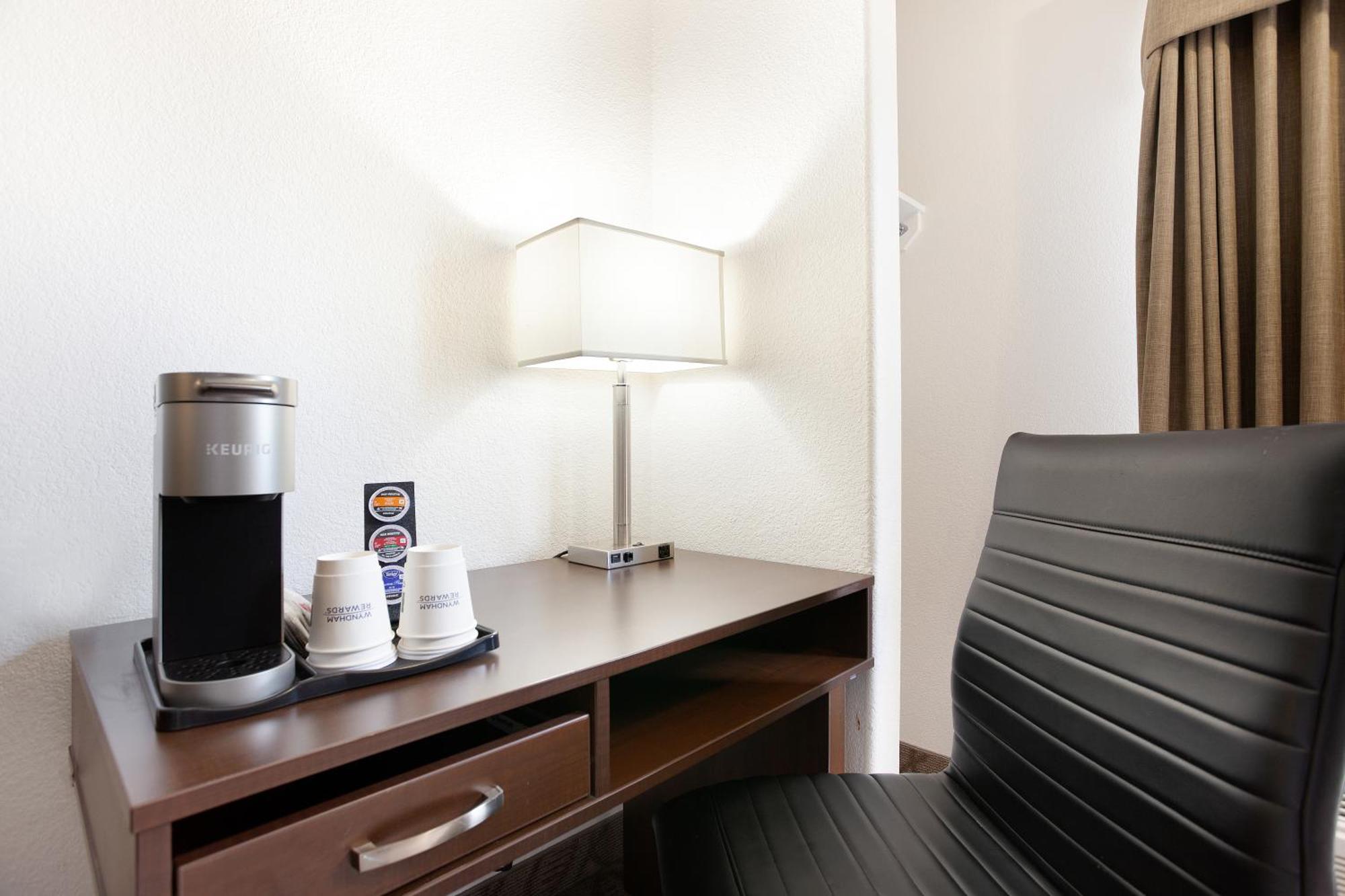 Super 8 By Wyndham Calgary Shawnessy Area Otel Dış mekan fotoğraf