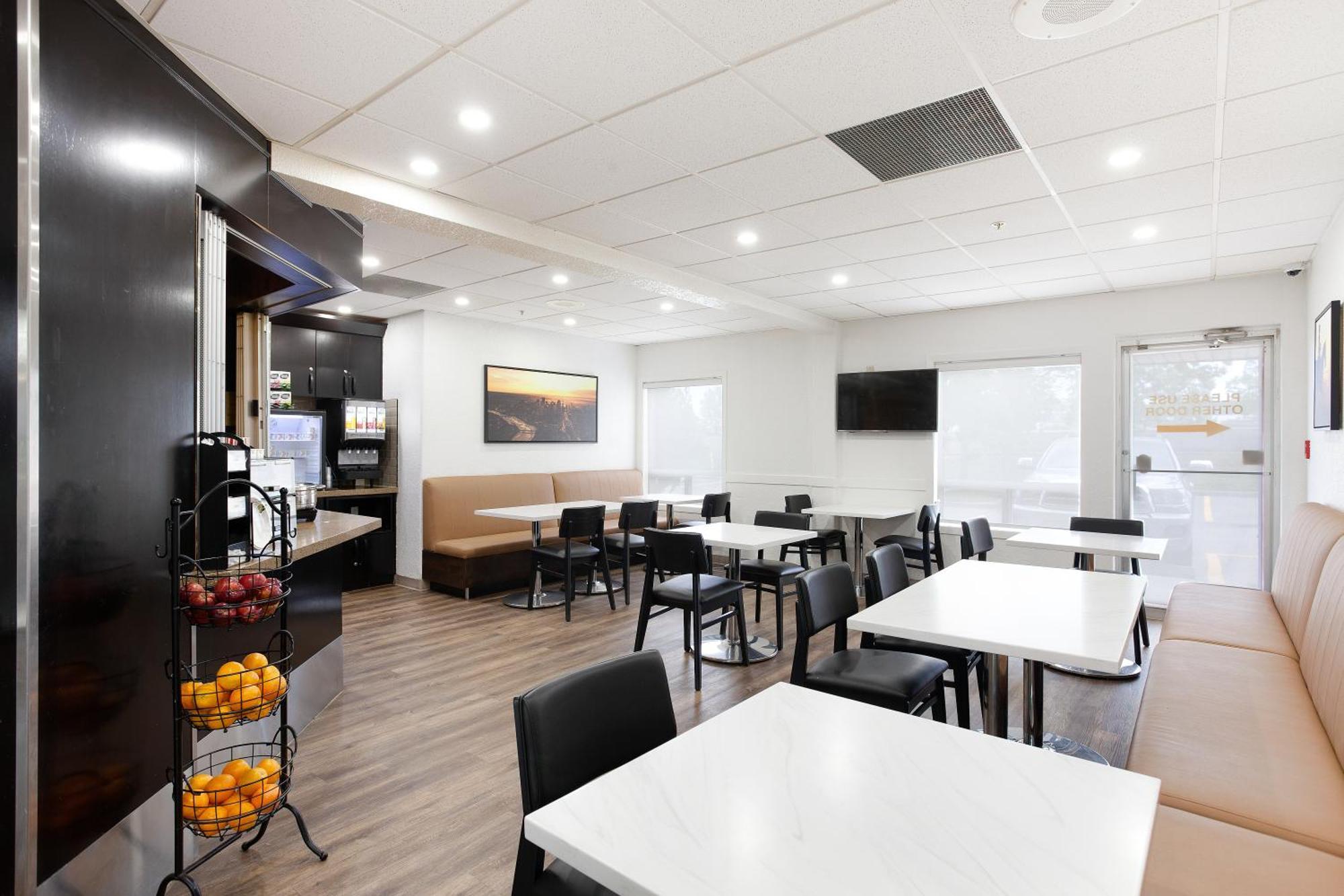 Super 8 By Wyndham Calgary Shawnessy Area Otel Dış mekan fotoğraf
