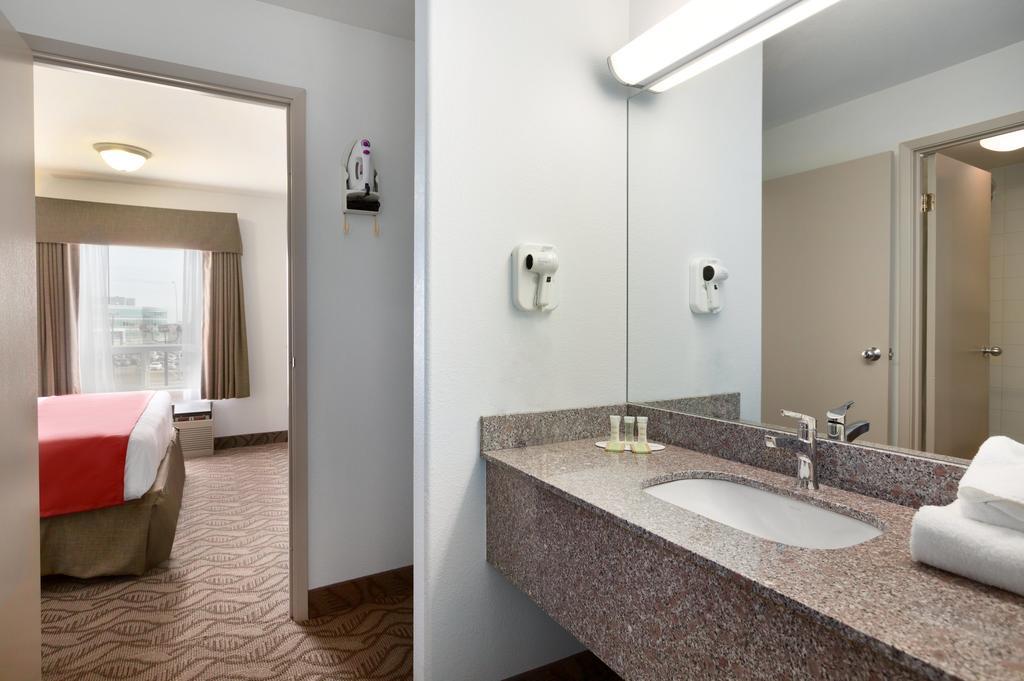 Super 8 By Wyndham Calgary Shawnessy Area Otel Oda fotoğraf